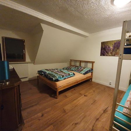 Dachgeschosswohnung In Neumuenster 2 Zimmer Bagian luar foto
