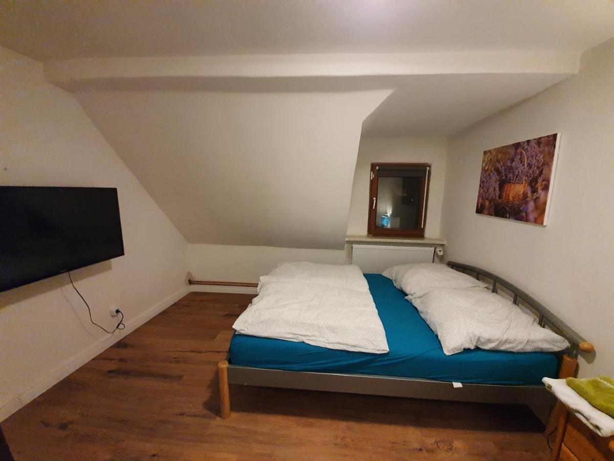 Dachgeschosswohnung In Neumuenster 2 Zimmer Bagian luar foto