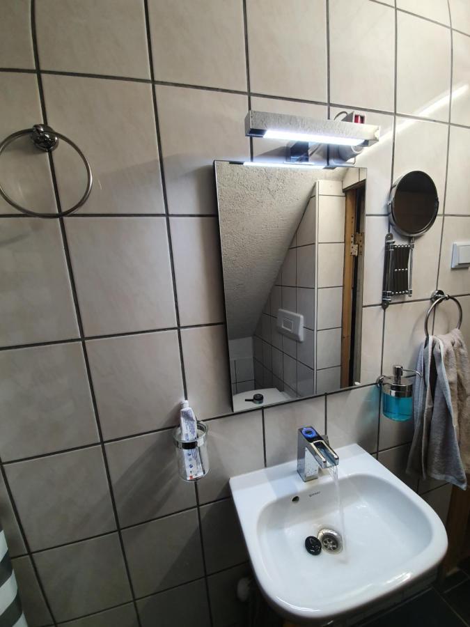 Dachgeschosswohnung In Neumuenster 2 Zimmer Bagian luar foto