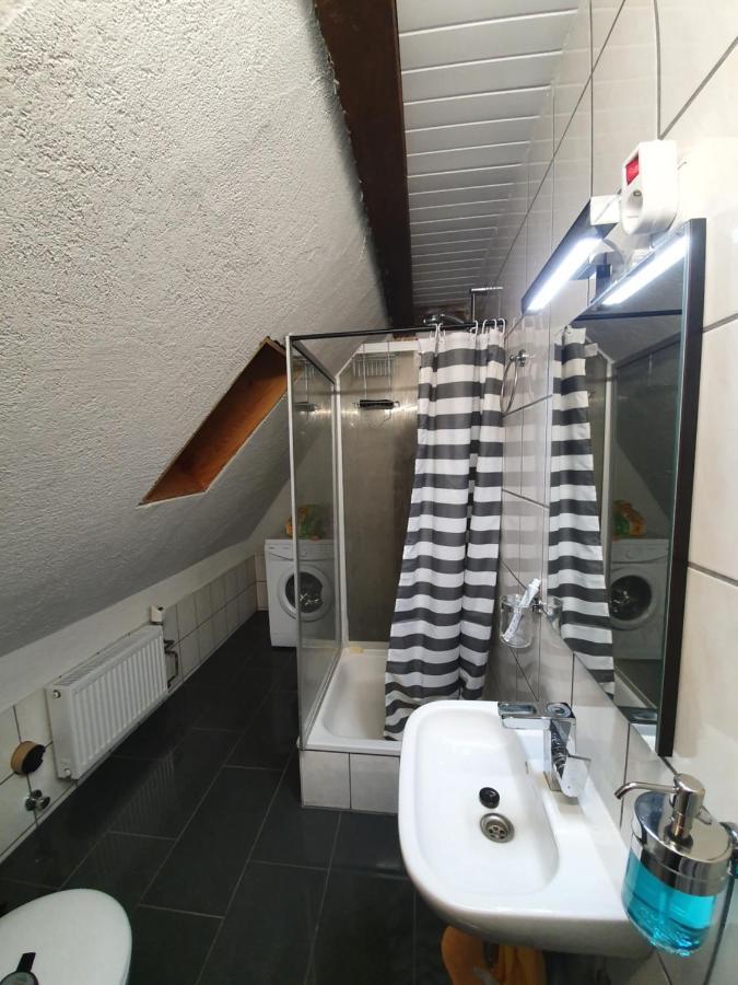 Dachgeschosswohnung In Neumuenster 2 Zimmer Bagian luar foto