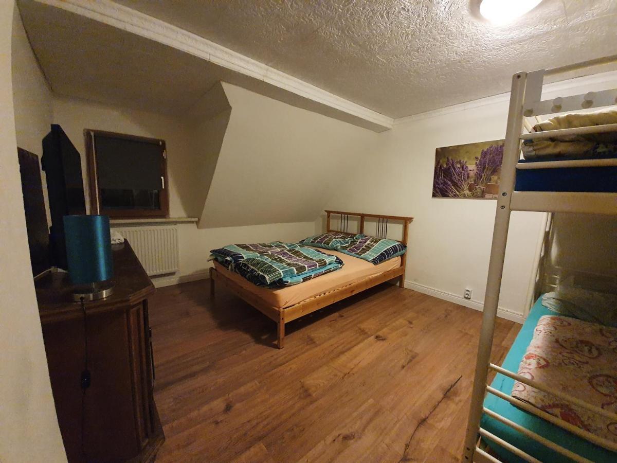 Dachgeschosswohnung In Neumuenster 2 Zimmer Bagian luar foto