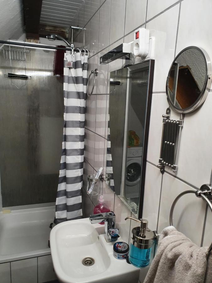 Dachgeschosswohnung In Neumuenster 2 Zimmer Bagian luar foto