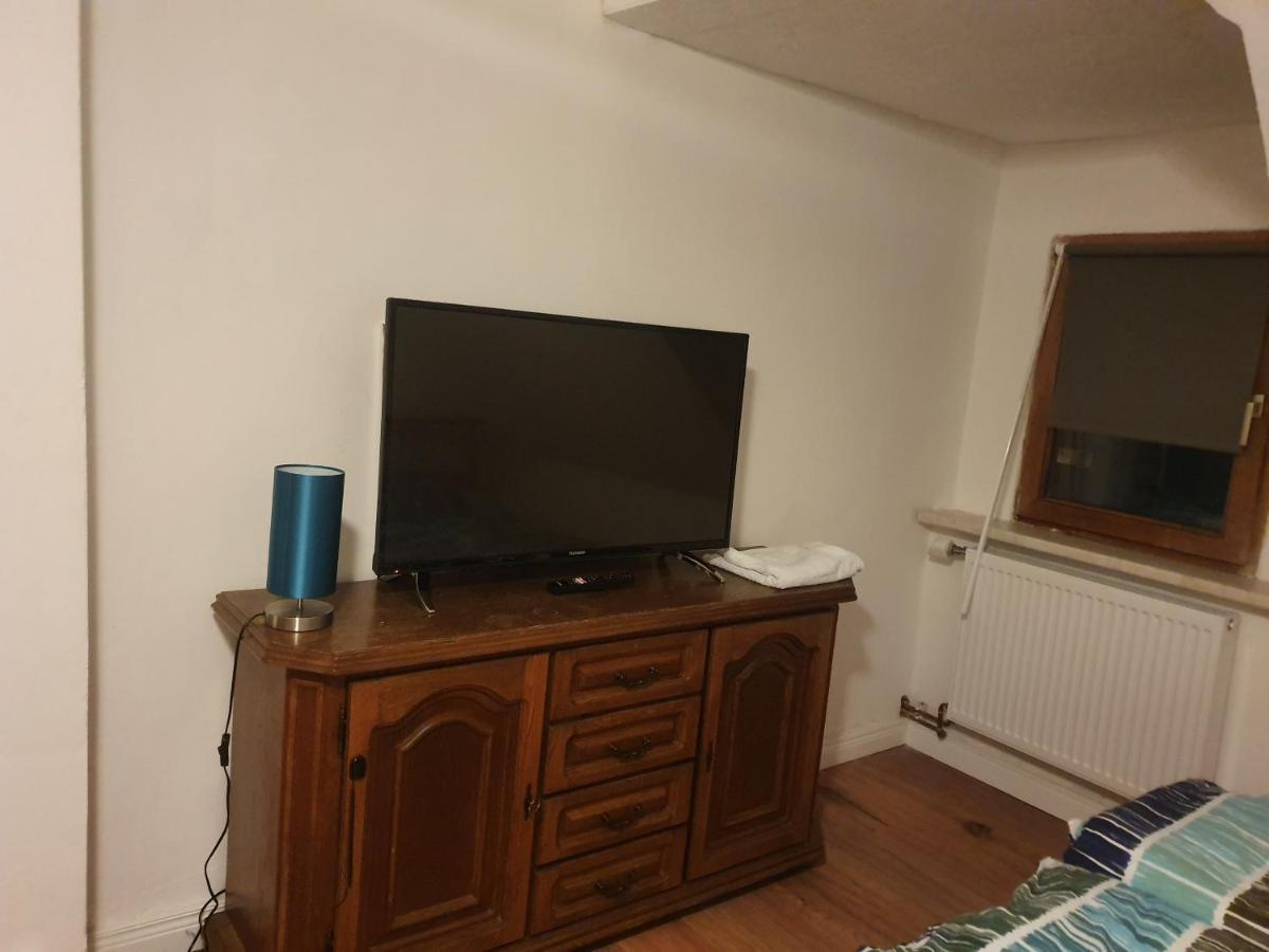 Dachgeschosswohnung In Neumuenster 2 Zimmer Bagian luar foto